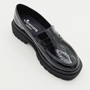Mocasines de Charol Negro con Punta Cuadrada y Tacón | V15204