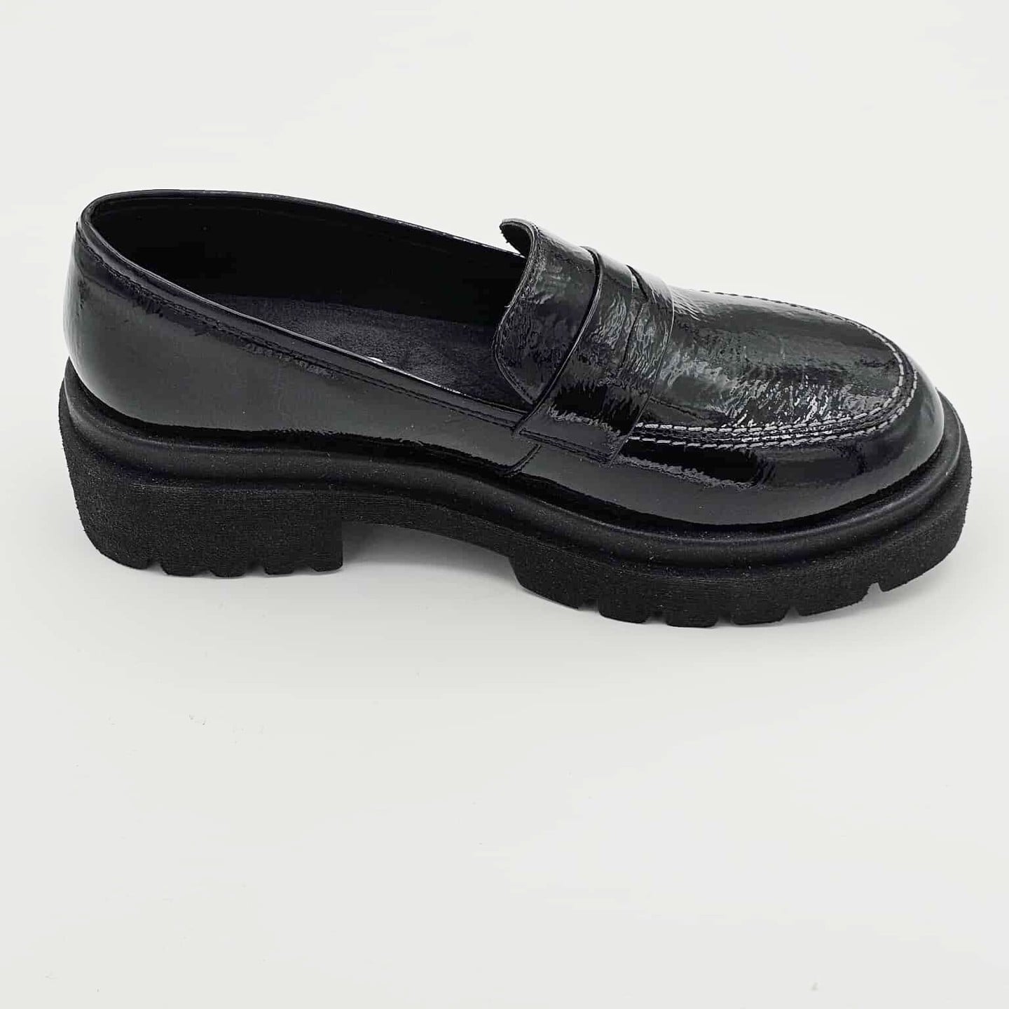 Mocasines de Charol Negro con Punta Cuadrada y Tacón | V15204